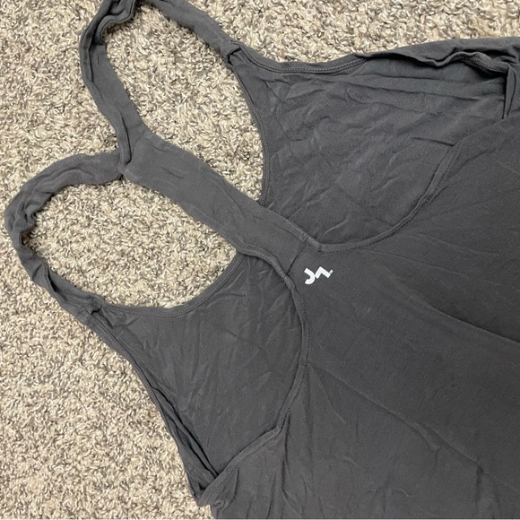 Simple gray workout top - Picture 2 of 2